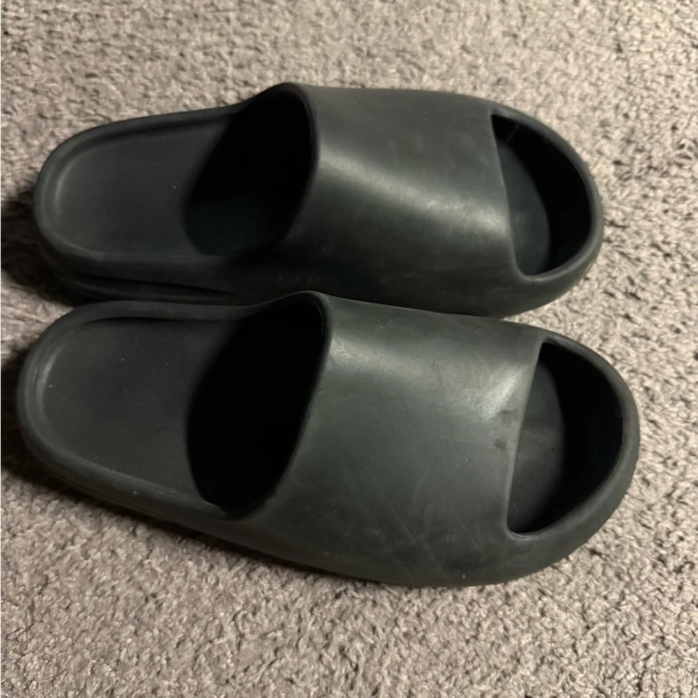 USED LOT OF 2 Foam Slides black cream‎ Womens 8 fashion nova - Picture 5 of 11